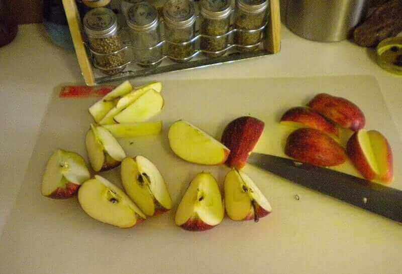 slicing apples for applesauce